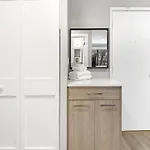 Sophisticated Studio Apartment With Modern Kitchen - Oakdale Od2 Rep