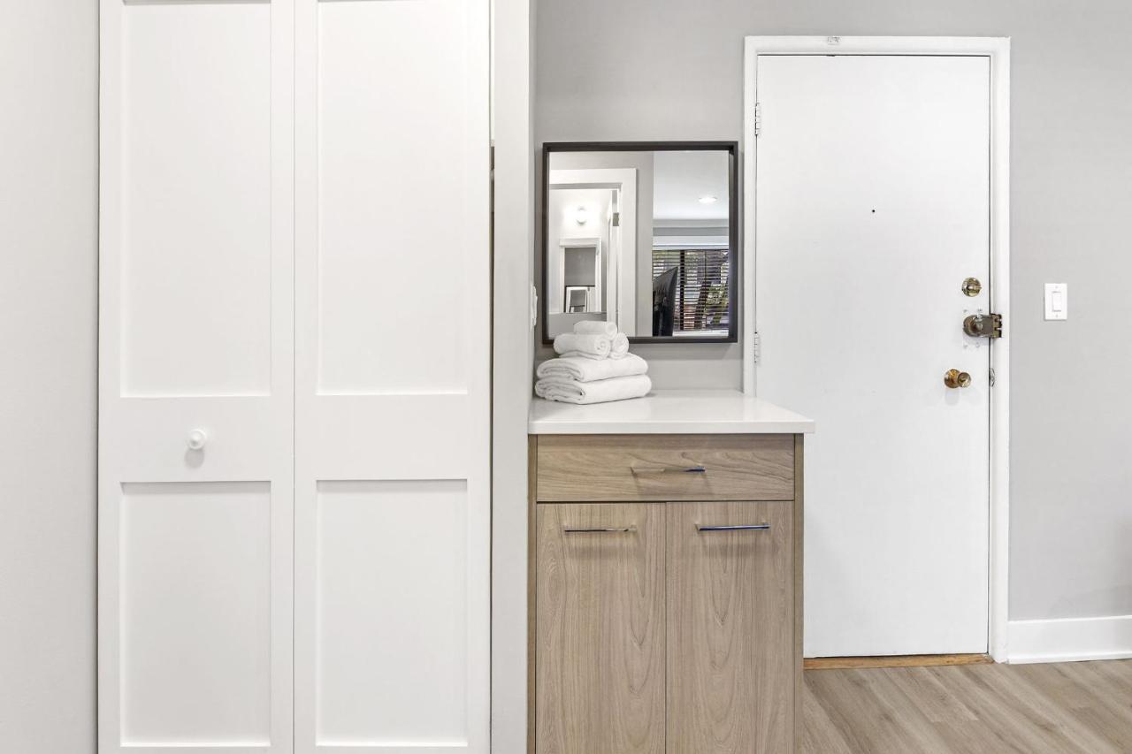 Apartment Sophisticated Studio With Modern Kitchen - Oakdale Od2 Rep Chicago
